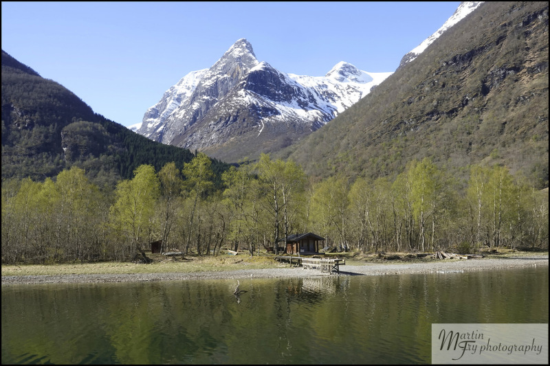 Cabin on lake Loen